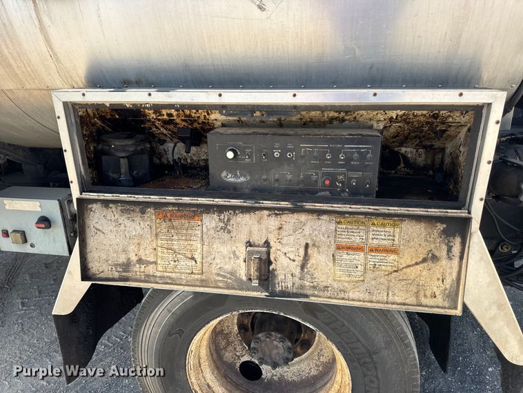 image for item DO2312 2008 International 7400 oil distributor truck