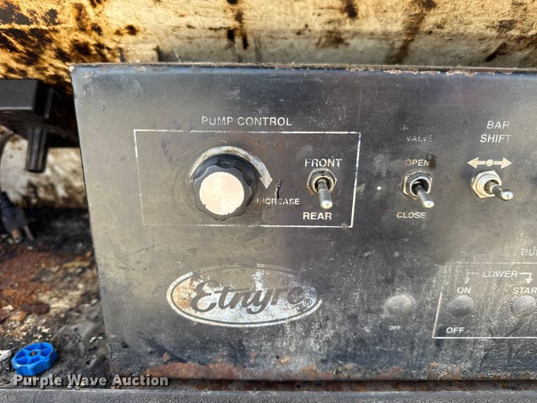 image for item DO2312 2008 International 7400 oil distributor truck