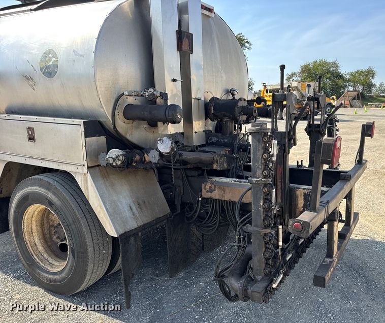 image for item DO2312 2008 International 7400 oil distributor truck