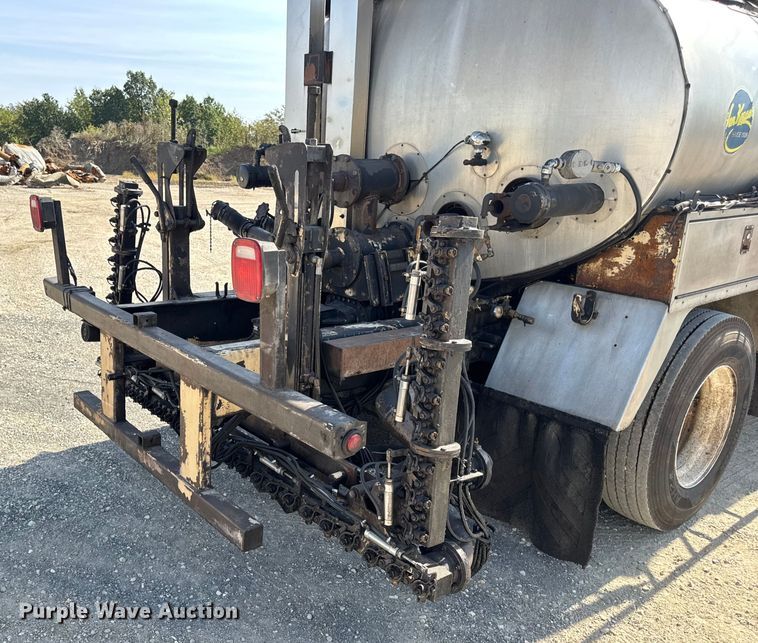 image for item DO2312 2008 International 7400 oil distributor truck