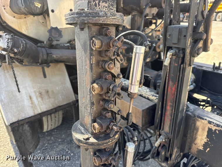 image for item DO2312 2008 International 7400 oil distributor truck