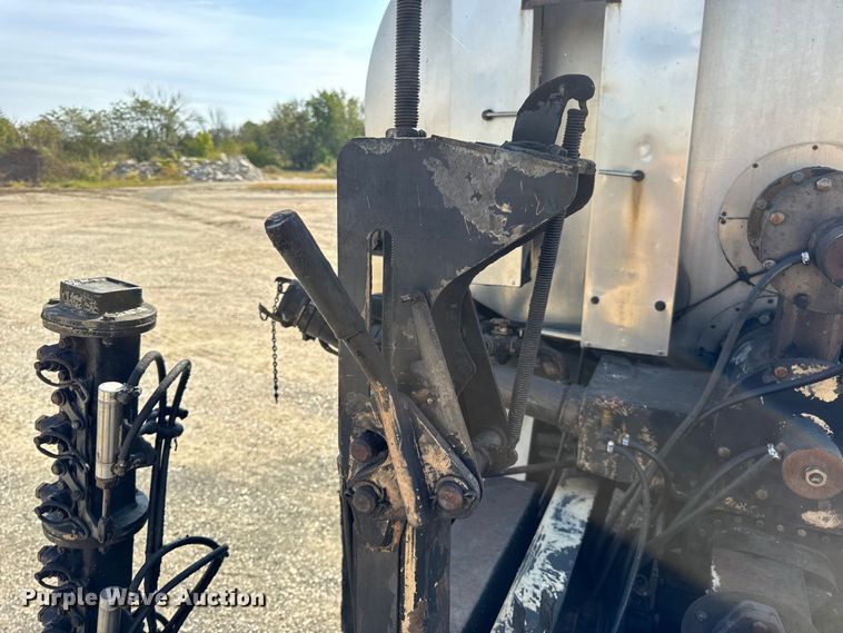 image for item DO2312 2008 International 7400 oil distributor truck