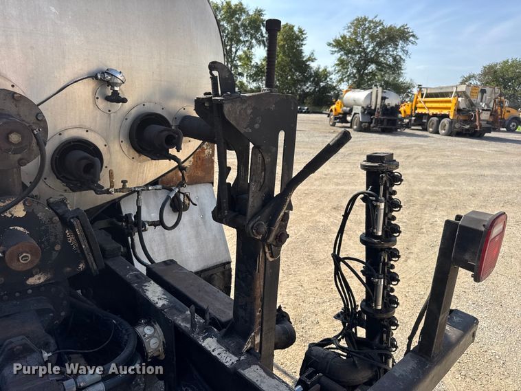 image for item DO2312 2008 International 7400 oil distributor truck