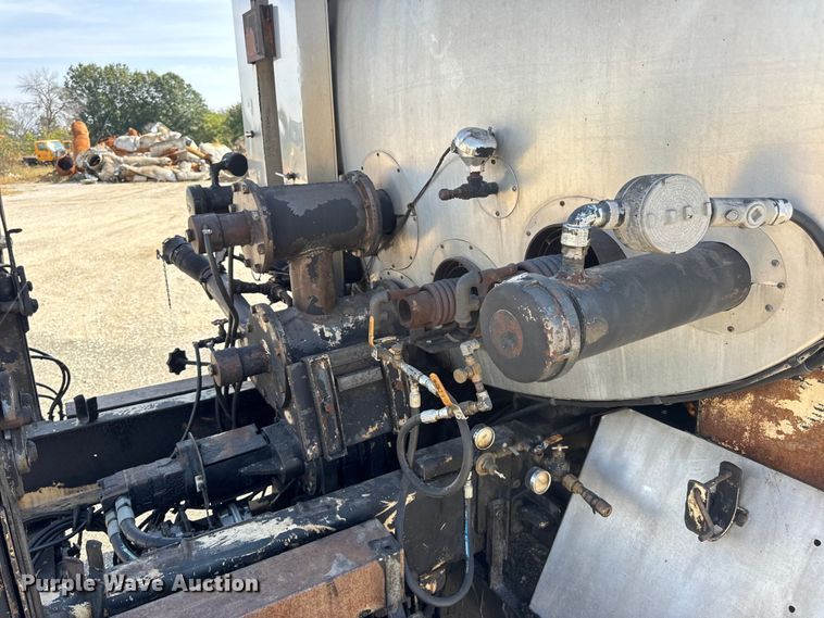 image for item DO2312 2008 International 7400 oil distributor truck