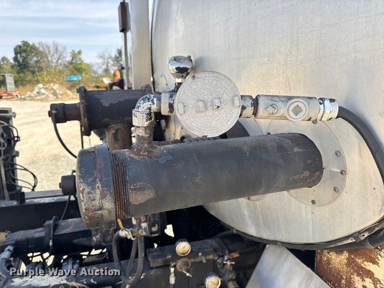 image for item DO2312 2008 International 7400 oil distributor truck