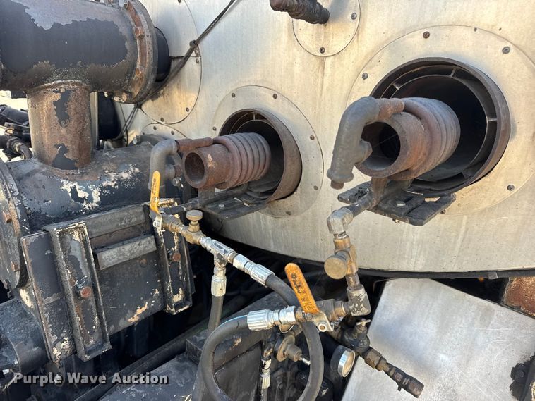 image for item DO2312 2008 International 7400 oil distributor truck