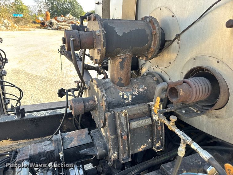 image for item DO2312 2008 International 7400 oil distributor truck