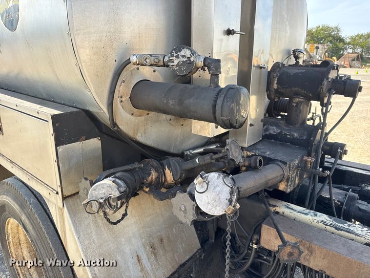 image for item DO2312 2008 International 7400 oil distributor truck