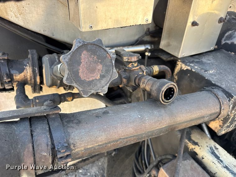 image for item DO2312 2008 International 7400 oil distributor truck