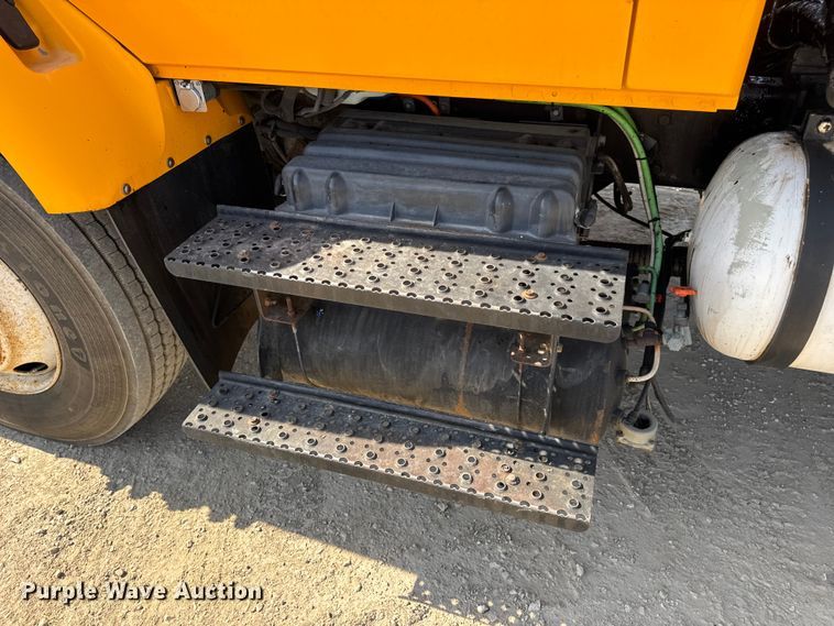 image for item DO2312 2008 International 7400 oil distributor truck