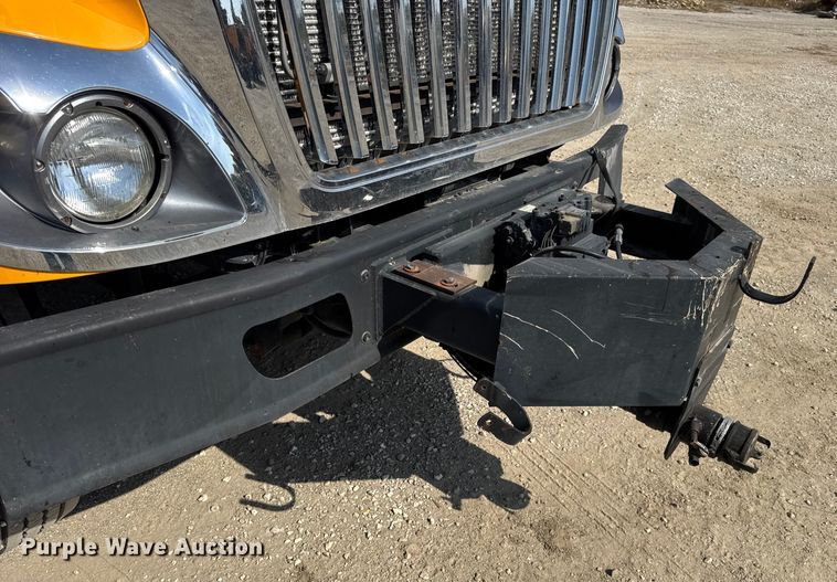 image for item DO2312 2008 International 7400 oil distributor truck