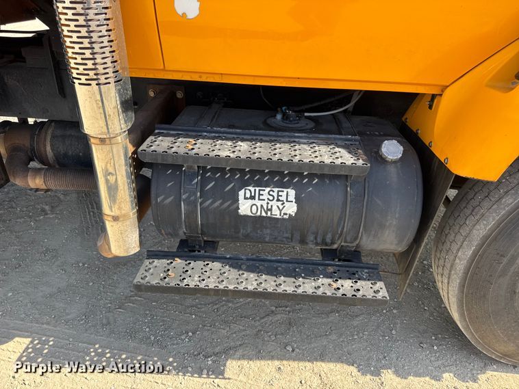 image for item DO2312 2008 International 7400 oil distributor truck