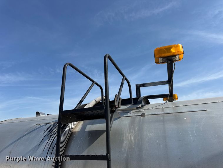 image for item DO2312 2008 International 7400 oil distributor truck