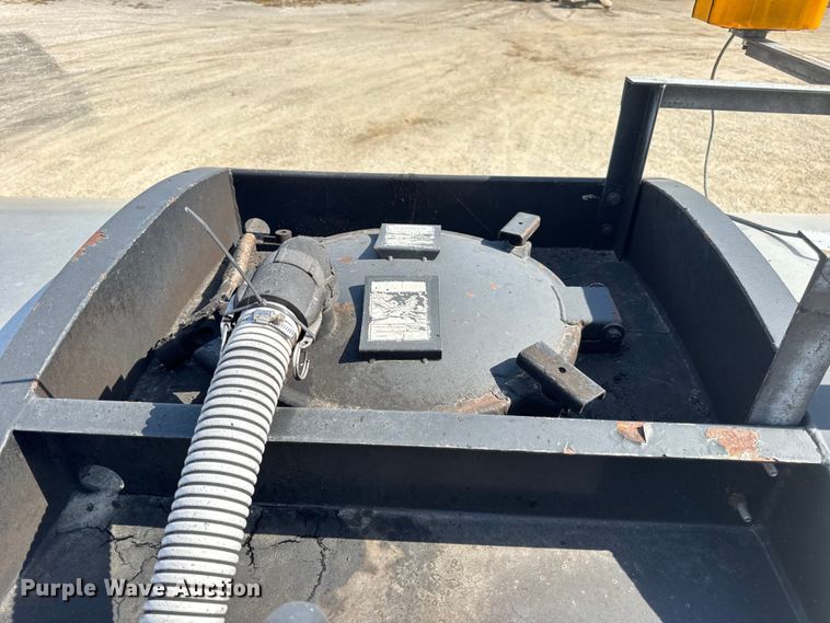 image for item DO2312 2008 International 7400 oil distributor truck