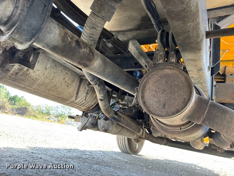 image for item DO2312 2008 International 7400 oil distributor truck