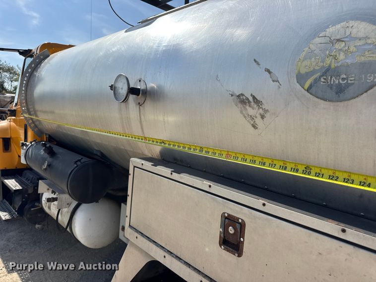 image for item DO2312 2008 International 7400 oil distributor truck