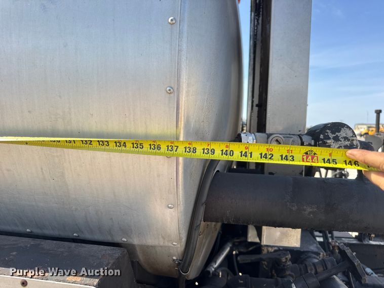 image for item DO2312 2008 International 7400 oil distributor truck