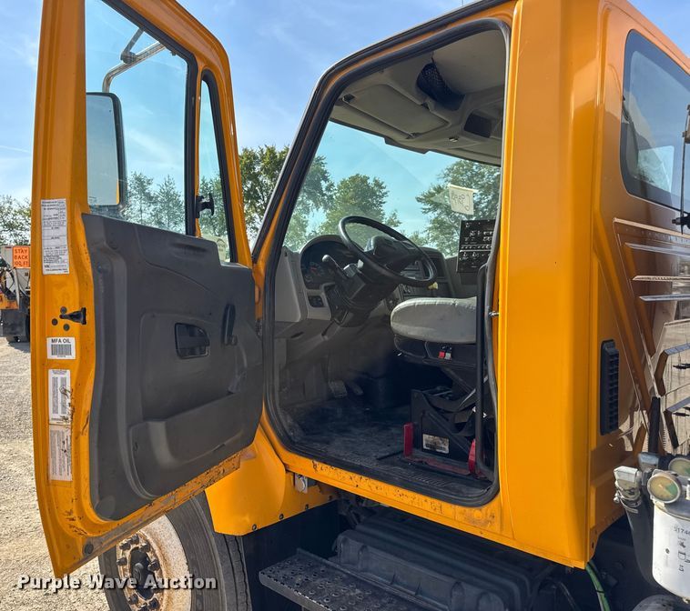 image for item DO2312 2008 International 7400 oil distributor truck