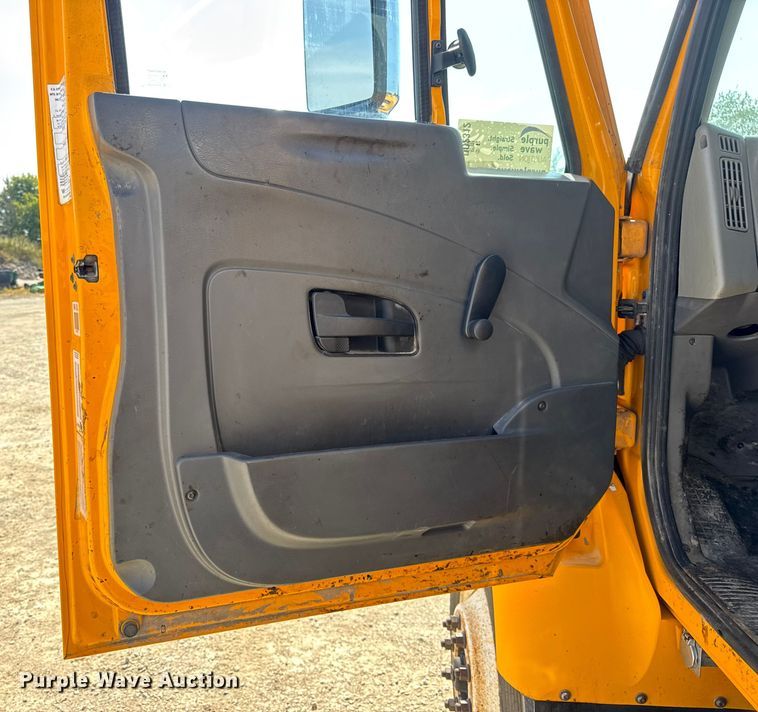 image for item DO2312 2008 International 7400 oil distributor truck