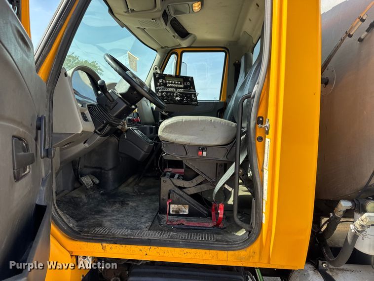 image for item DO2312 2008 International 7400 oil distributor truck