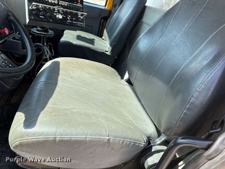 image for item DO2312 2008 International 7400 oil distributor truck