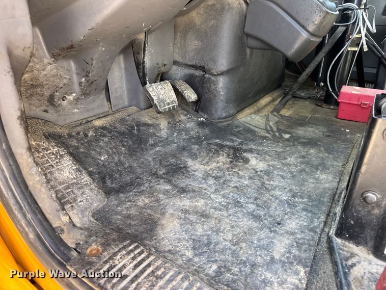 image for item DO2312 2008 International 7400 oil distributor truck