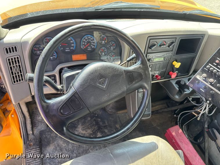 image for item DO2312 2008 International 7400 oil distributor truck