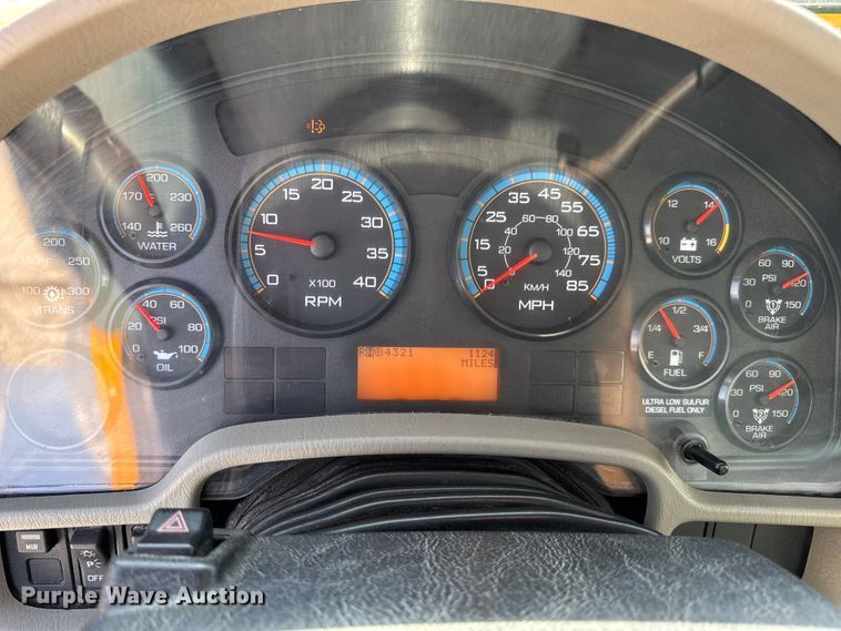 image for item DO2312 2008 International 7400 oil distributor truck