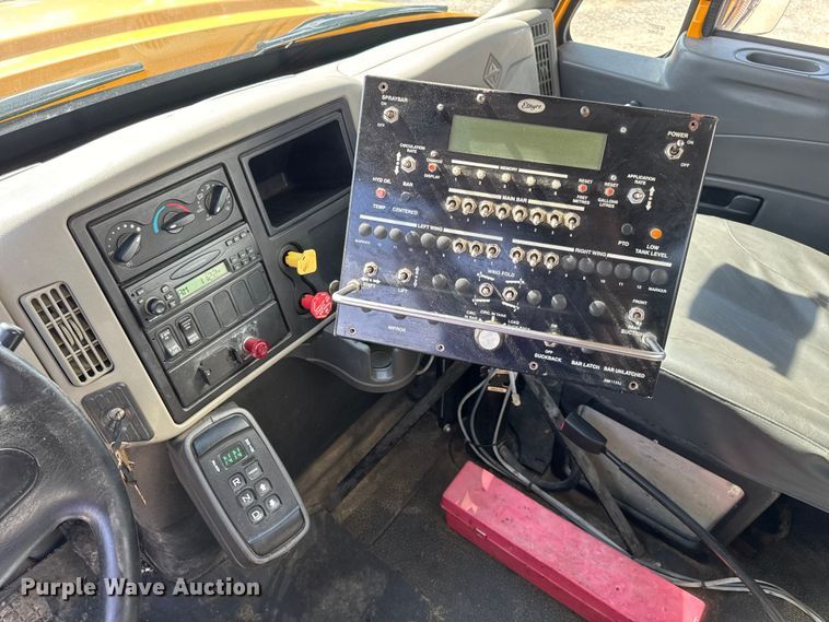 image for item DO2312 2008 International 7400 oil distributor truck