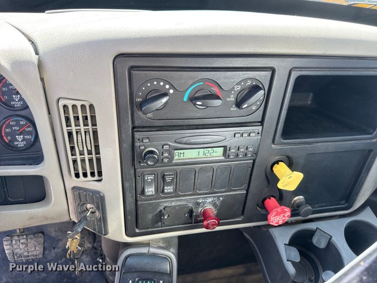 image for item DO2312 2008 International 7400 oil distributor truck