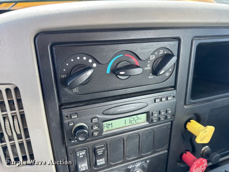 image for item DO2312 2008 International 7400 oil distributor truck