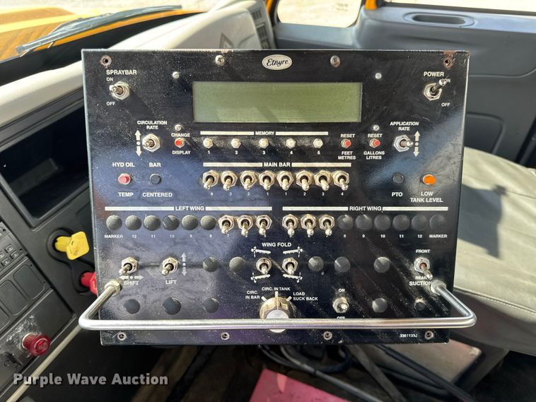 image for item DO2312 2008 International 7400 oil distributor truck