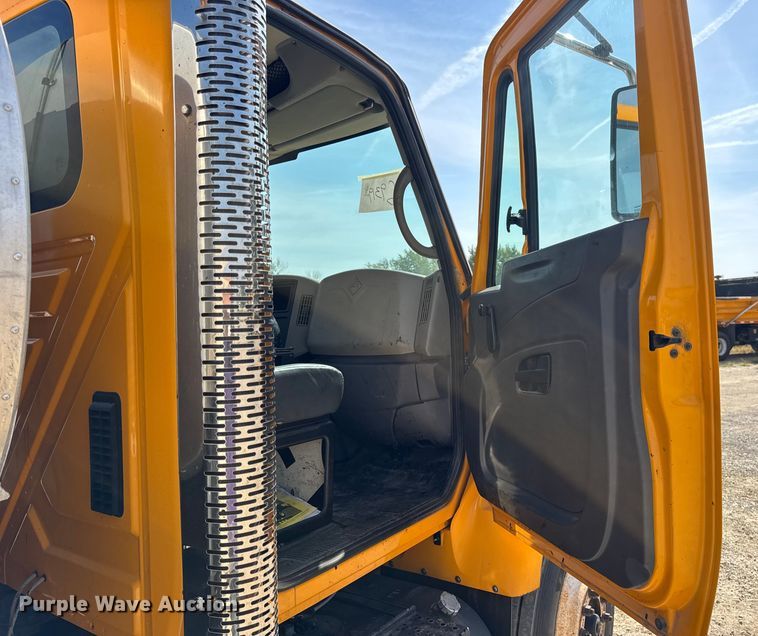 image for item DO2312 2008 International 7400 oil distributor truck