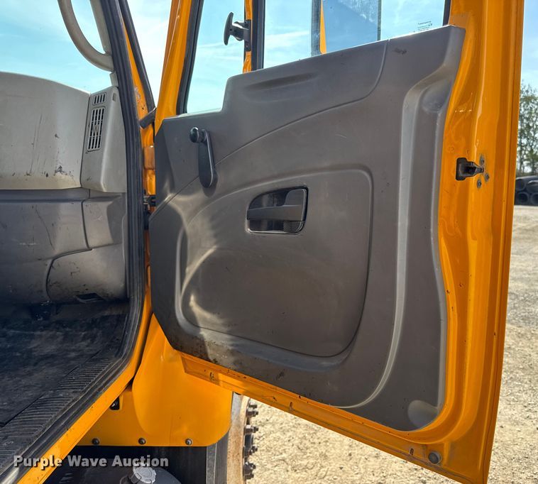 image for item DO2312 2008 International 7400 oil distributor truck