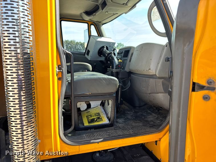 image for item DO2312 2008 International 7400 oil distributor truck