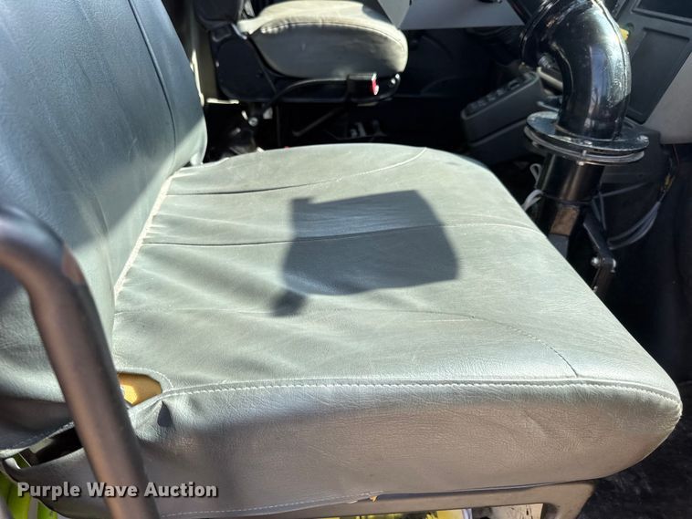 image for item DO2312 2008 International 7400 oil distributor truck