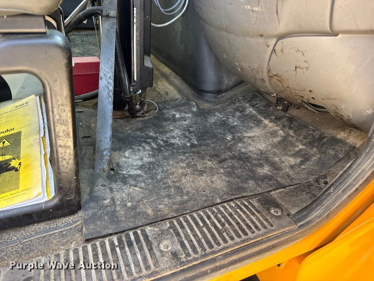 image for item DO2312 2008 International 7400 oil distributor truck