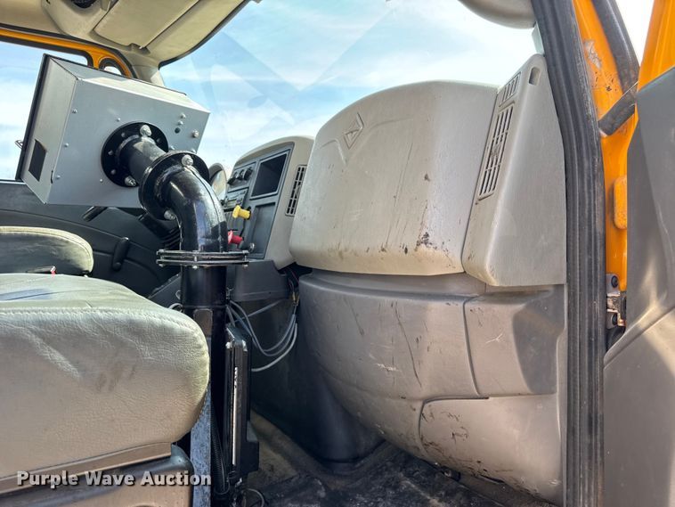 image for item DO2312 2008 International 7400 oil distributor truck