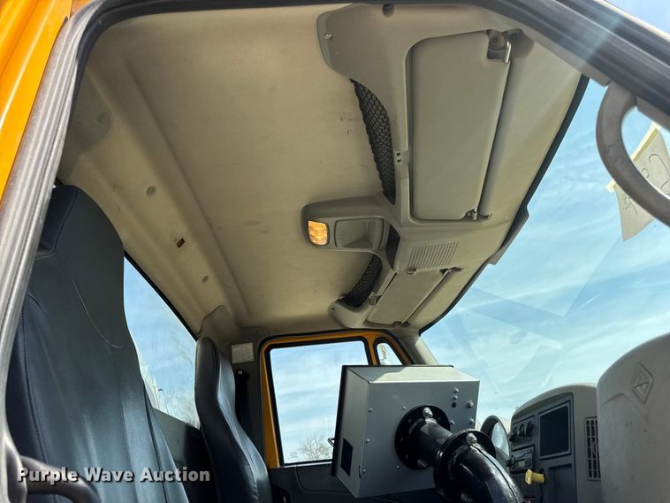 image for item DO2312 2008 International 7400 oil distributor truck