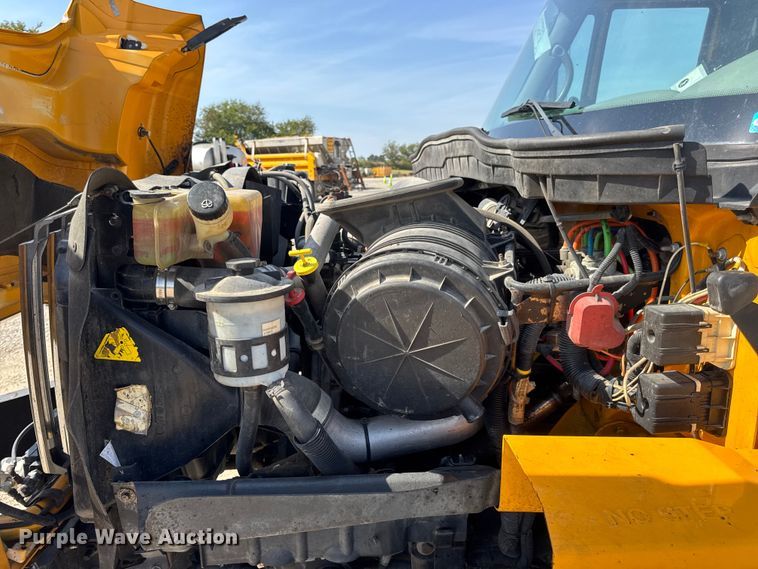 image for item DO2312 2008 International 7400 oil distributor truck