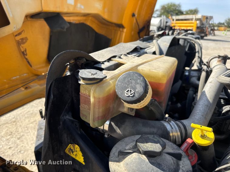 image for item DO2312 2008 International 7400 oil distributor truck