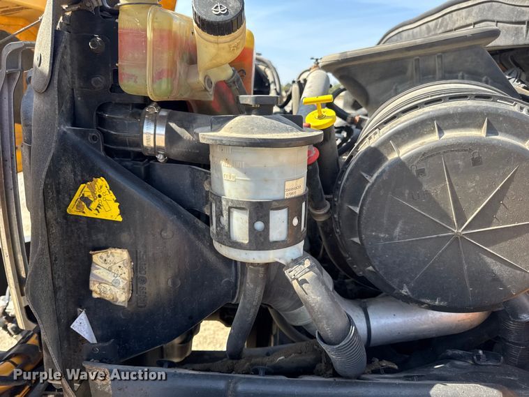 image for item DO2312 2008 International 7400 oil distributor truck