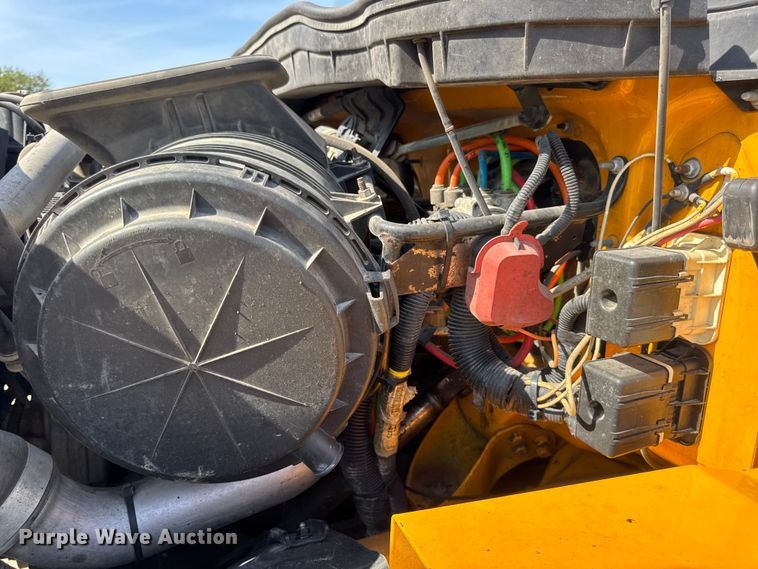 image for item DO2312 2008 International 7400 oil distributor truck