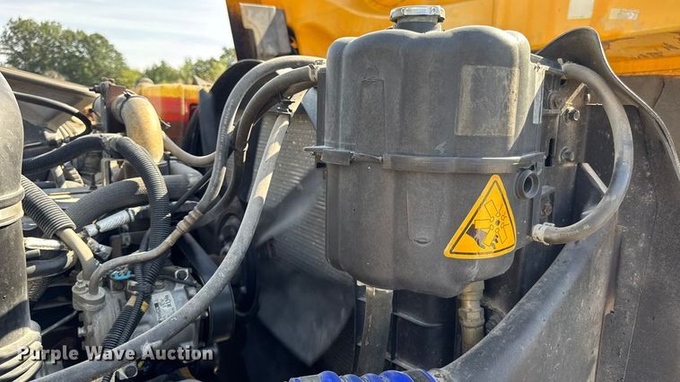 image for item DO2312 2008 International 7400 oil distributor truck