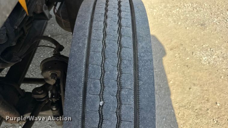 image for item DO2312 2008 International 7400 oil distributor truck