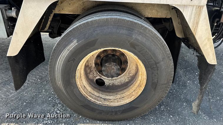 image for item DO2312 2008 International 7400 oil distributor truck