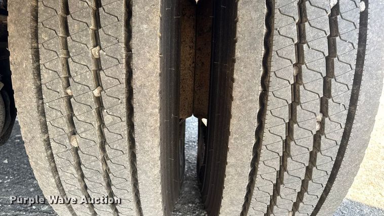 image for item DO2312 2008 International 7400 oil distributor truck