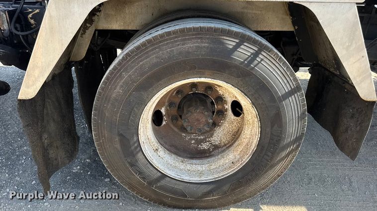 image for item DO2312 2008 International 7400 oil distributor truck