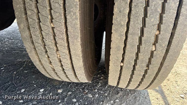 image for item DO2312 2008 International 7400 oil distributor truck