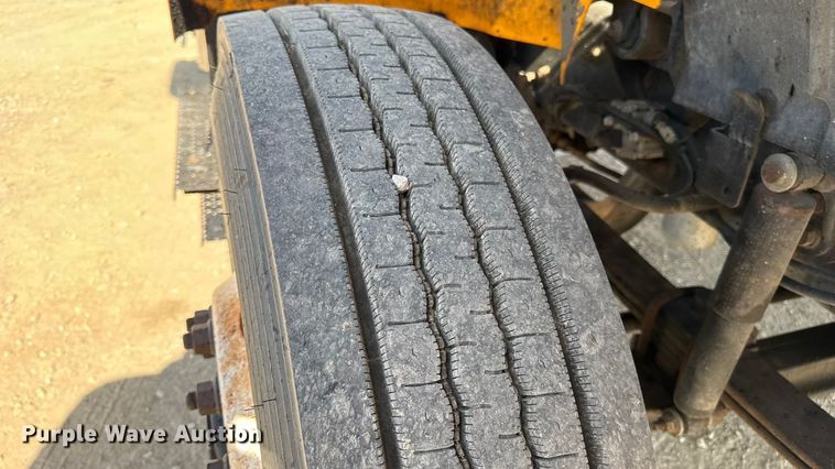 image for item DO2312 2008 International 7400 oil distributor truck